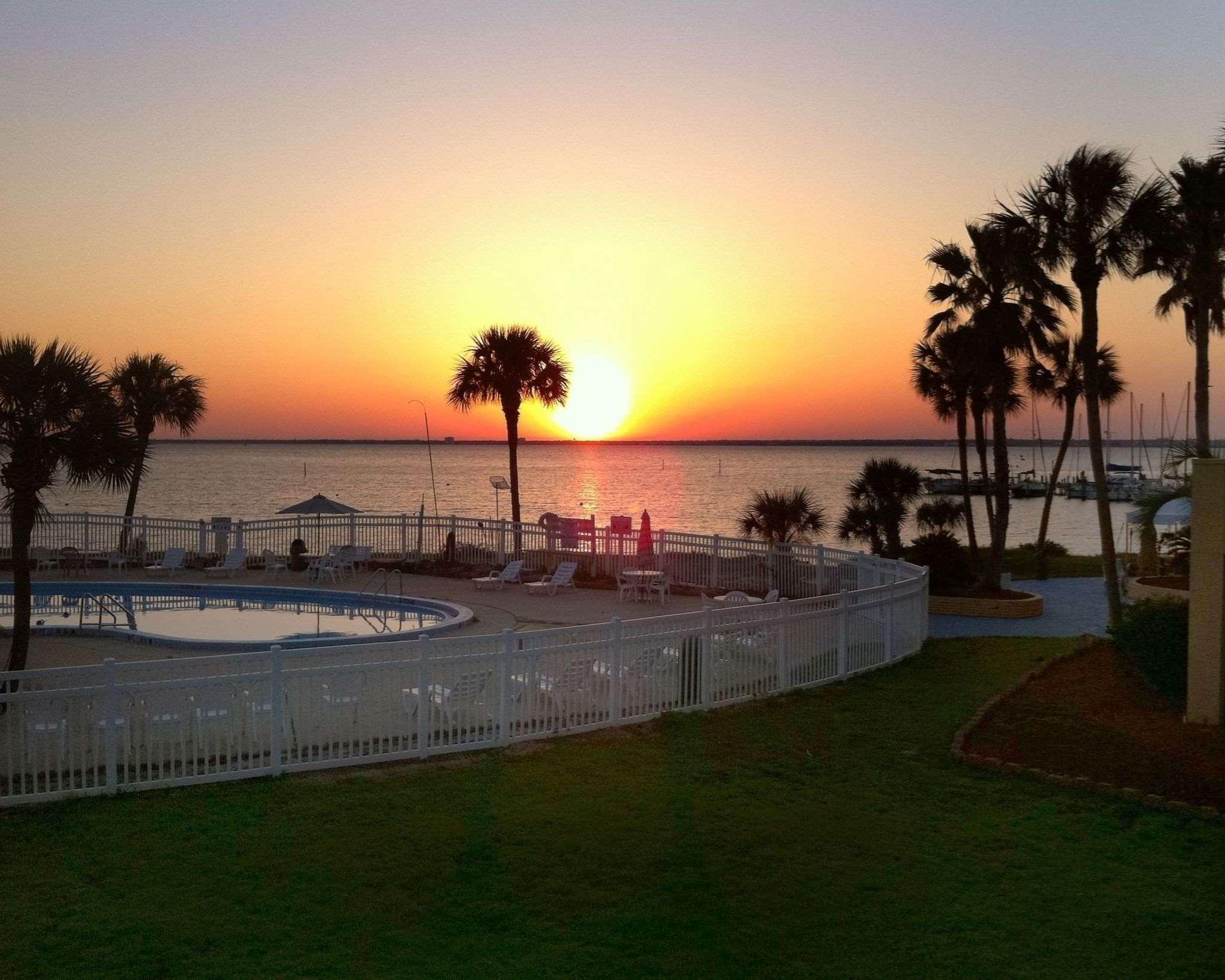 Quality Inn & Suites Gulf Breeze Bayside Near Pensacola Beach Esterno foto